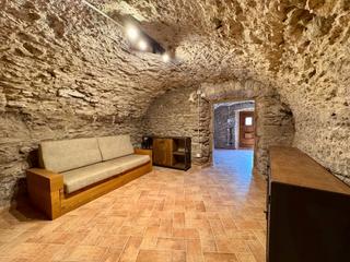 Xalet a Carrer dels arcs 16. Baix empordà, monells, casa de pueblo de piedra.