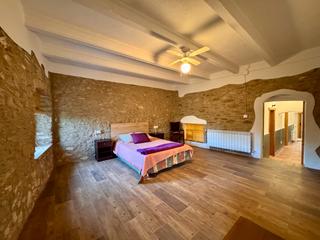 Chalet à Carrer dels arcs 16. Baix empordà, monells, casa de pueblo de piedra.