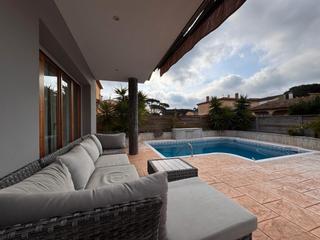 Casa  Carrer enric morera. Baix empordà, mont ras, casa a cuatro vientos.