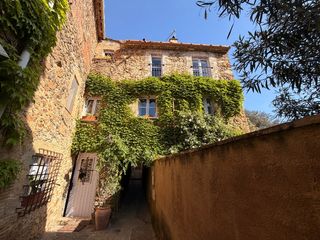 Location Mas  Carrer de la riera. Baix empordà, monells, casa de piedra de pueblo.
