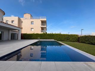 Casa  Avinguda riells. Alt empordà, l'escala, casa.