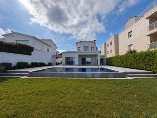 Casa  Avinguda riells. Alt empordà, l'escala, casa.