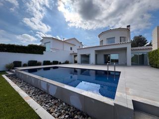 Casa  Avinguda riells. Alt empord, l'escala, casa