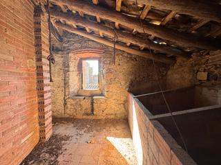 Casa  Plaça de la vila. Baix empordà, colomers, casa de pueblo de piedra.