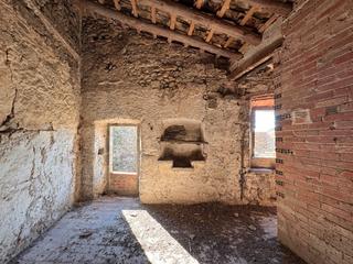 Casa  Plaça de la vila. Baix empordà, colomers, casa de pueblo de piedra