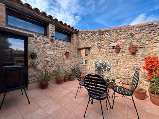 Casa in Carrer l'empordà 10. Baix empordà, corçà, casa de poble de pedra..