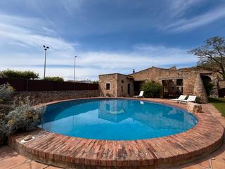 Masia  Carrer de la creu. Alt empordà, viladamat, masia