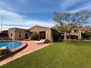 Masia  Carrer de la creu. Alt empordà, viladamat, masia