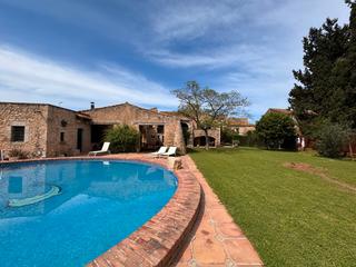 Masia  Carrer de la creu. Alt empordà, viladamat, masia.