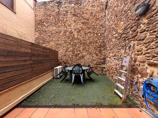 Masía en Carrer llabià 14. Baix empordà, gualta, casa de pueblo de piedra.