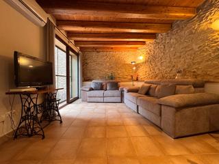 Masia a Carrer llabià 14. Baix empordà, gualta, casa de pueblo de piedra.