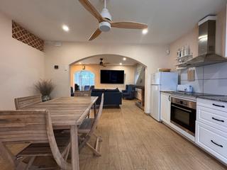 Casa  C-66. Baix empordà, aforas corçà, casa de planta baja con jardín