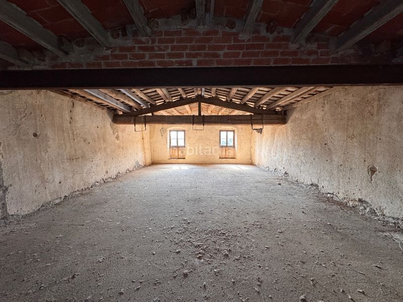 Foto afcd2f41-adb4-4498-9c21-48e4372e9aad. Masia amb xemeneia aparcament a Bisbal d´Empordà (La)