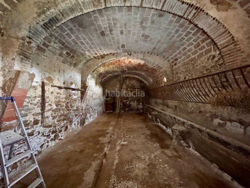 Foto b33e4bec-e5b5-4b4a-90f0-45907a63fad0. Masia amb xemeneia aparcament a Bisbal d´Empordà (La)