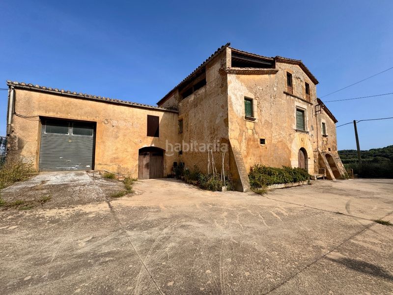 Foto bc1aef3b-03a1-44ab-87ab-0b856330828d. Masia amb xemeneia aparcament a Bisbal d´Empordà (La)