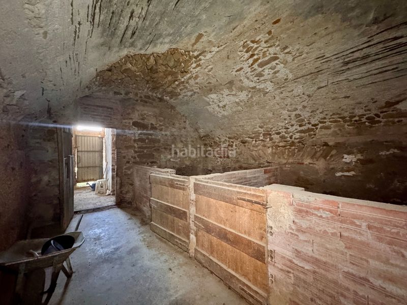 Foto d4c82dfe-f3ba-4341-9c27-4aec32c7c6da. Masia amb xemeneia aparcament a Bisbal d´Empordà (La)