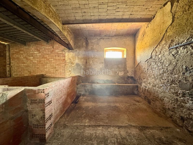 Foto e7c6e2d1-04e8-4582-a7d2-a6451a074916. Masia amb xemeneia aparcament a Bisbal d´Empordà (La)
