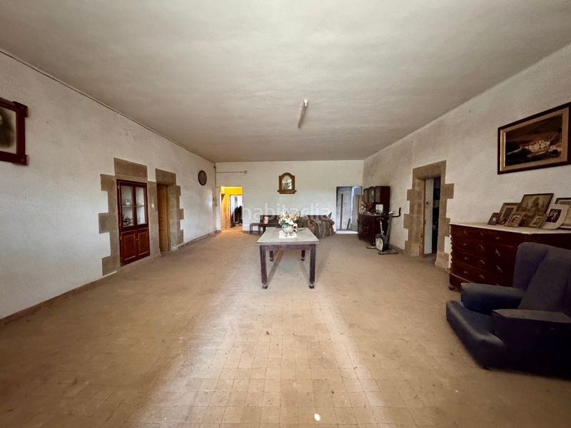 Foto e8be75b0-4dd8-4ce5-8f80-e2b17a647e25. Masia amb xemeneia aparcament a Bisbal d´Empordà (La)