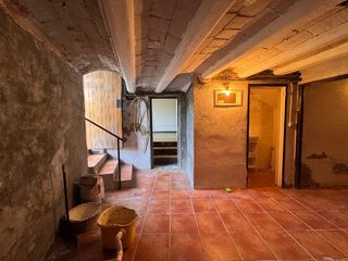 House in Carrer del sis d'octubre de 1869 102. Baix empordà, la bisbal de empordà, casa con local comercial