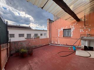 Casa en Carrer del sis d'octubre de 1869 102. Baix empordà, la bisbal de empordà, casa con local comercial