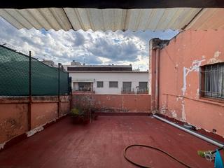 Maison à Carrer del sis d'octubre de 1869 102. Baix empordà, la bisbal de empordà, casa con local comercial