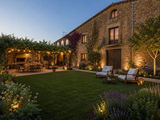 Bauernhof in Carrer montseny 14. Baix empordà, corça, masia con terreno urbano.