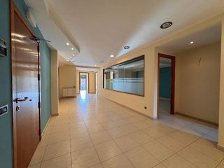 Miete Büro in Carrer de l'aigüeta 125. Baix empordà, la bisbal de empordà, amplio local a punto para in