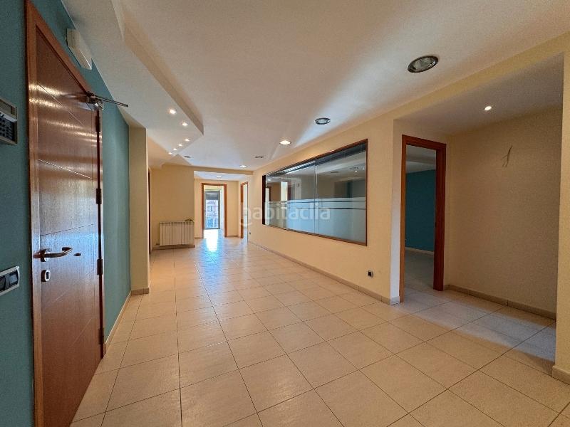 Foto 3c2a91b0-a833-4ed1-880f-12fa9d700b25. Lloguer oficina a carrer de l'aigüeta 125 a Bisbal d´Empordà (La)