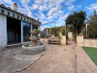 Casa  Carrer del sis d'octubre de 1869 102. Baix empordà, la bisbal de empordà, casa de pueblo con patio y j
