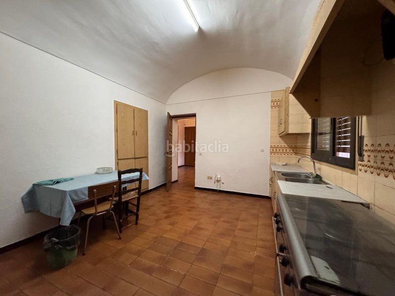 Foto dd50404c-d704-44d0-804b-5b68aae79526. Casa amb xemeneia aparcament a Corçà