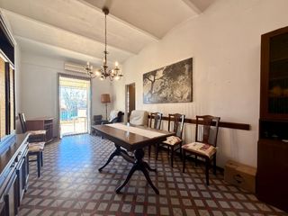 Casa a Plaça de la llibertat 12. Baix empordà, la bisbal de empordà, edificio: vivienda+local.