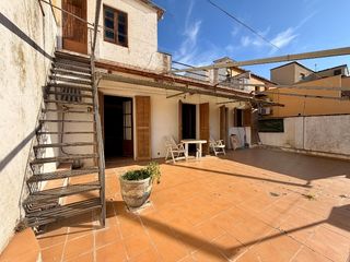 Casa en Pla�a de la llibertat 12. Baix empord�, la bisbal de empord�, edificio: vivienda+local.