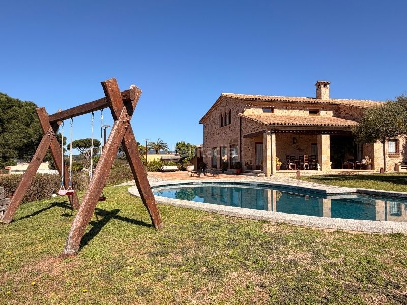 Foto bb1532a6-2247-4777-9b67-41ff4bfc7805. Casa amb xemeneia calefacció aparcament piscina a Sant Feliu de Guíxols