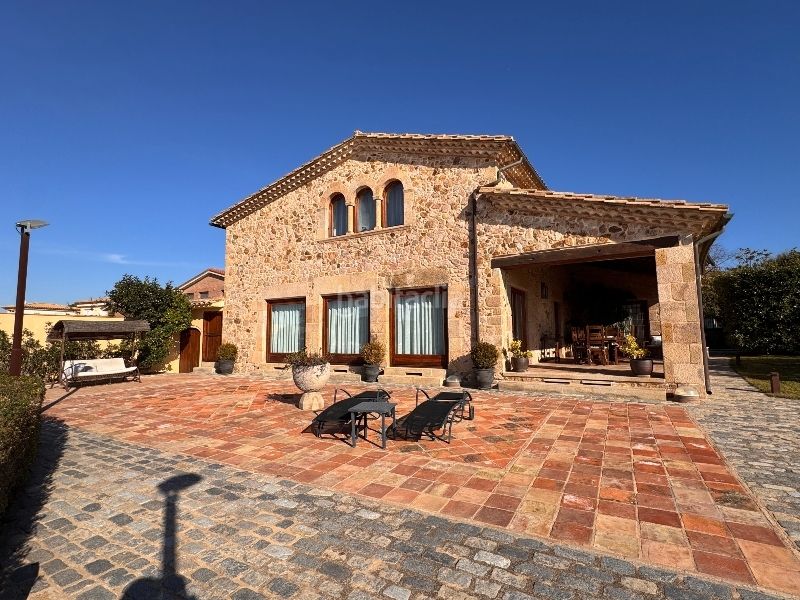 Foto c3687f18-6247-4817-bfe2-afafe33b8272. Casa amb xemeneia calefacció aparcament piscina a Sant Feliu de Guíxols