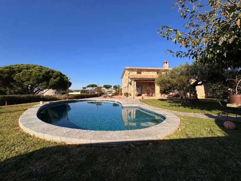 Foto dc217045-74ca-44e5-b4dc-6204babae1d0. Casa amb xemeneia calefacció aparcament piscina a Sant Feliu de Guíxols