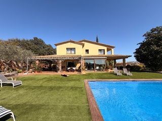 Haus  Travessia de la riera. Baix empordà, mont ras, gran casa con jardín..