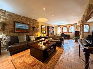 Casa  Avinguda costa brava. Baix empordà, corçà, casa de pueblo de piedra.