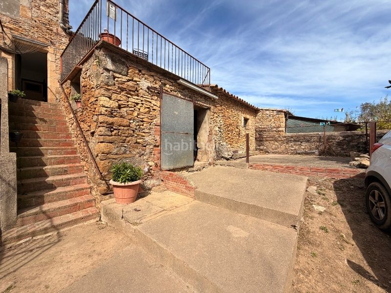Foto 265cb8a0-e10b-4b5a-b4cd-46b92b5b70da. Casa amb xemeneia a Forallac