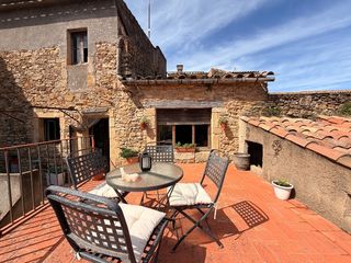 Casa  Carrer de la riera. Baix empordà, forallac, casa de piedra con patio + local