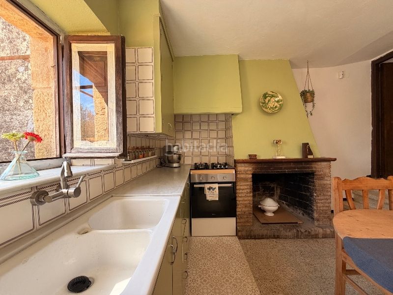Foto a2e60df5-0f17-4453-82cd-3b5bc3db9541. Casa amb xemeneia a Forallac