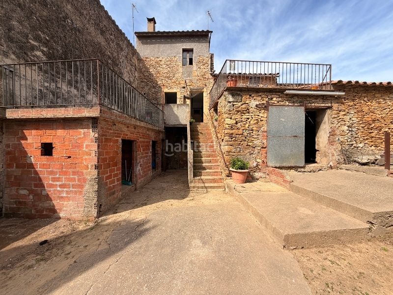 Foto c1a11c63-e109-4e61-81b0-ec24a9120160. Casa amb xemeneia a Forallac