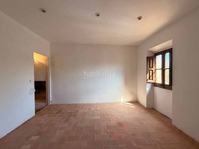 Foto c9bd0a7a-ed5c-4f18-bfbf-d6ab44d1e92c. Casa amb xemeneia a Forallac