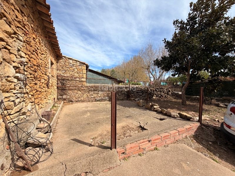 Foto d10a2535-a296-43d7-85b2-44df1243ce87. Casa amb xemeneia a Forallac