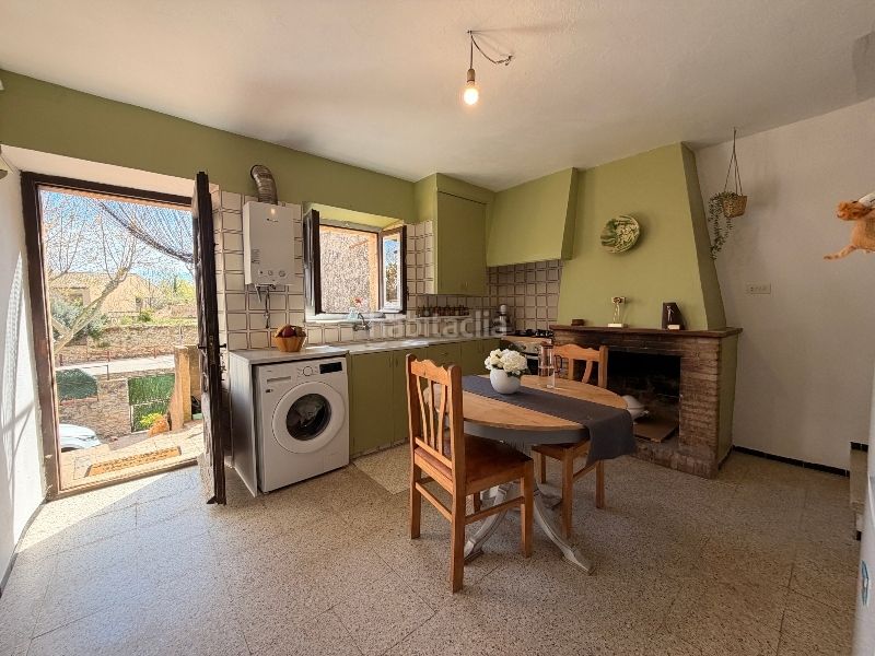 Foto e2b58b99-fd4d-477d-947b-eaa2ffe4c495. Casa amb xemeneia a Forallac