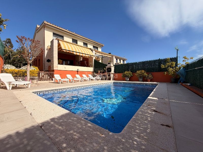 Foto aed9a5bb-5e19-40e7-8656-66422b9c4780. Casa aparellada amb xemeneia calefacció piscina a Palamós