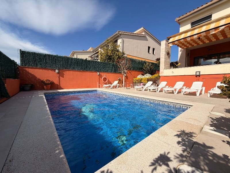 Foto c085d5fd-7307-4e21-9d01-479f93da389c. Casa aparellada amb xemeneia calefacció piscina a Palamós
