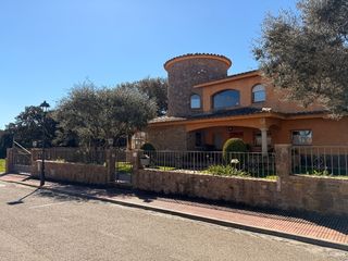 Casa  Carrer de la ciutadella. Baix empordà, mont ras, casa a cuatro vientos.