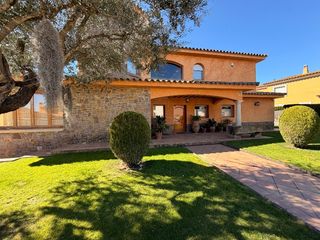 Casa  Carrer de la ciutadella. Baix empordà, mont ras, casa a cuatro vientos