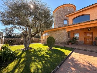 Maison  Carrer de la ciutadella. Baix empordà, mont ras, casa a cuatro vientos