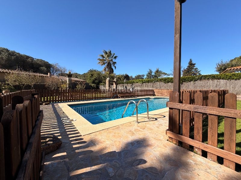 Foto e4fd8a8b-fc4b-455a-a1b1-979416052d69. Casa amb xemeneia calefacció aparcament piscina a Mont-ras